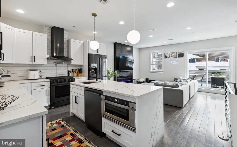 Brand new-build townhome with garage parking